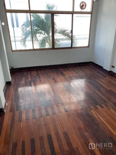 店屋 出租在Pathum Wan, Bangkok - 卧室配木地板与大窗，可见棕榈树景观。