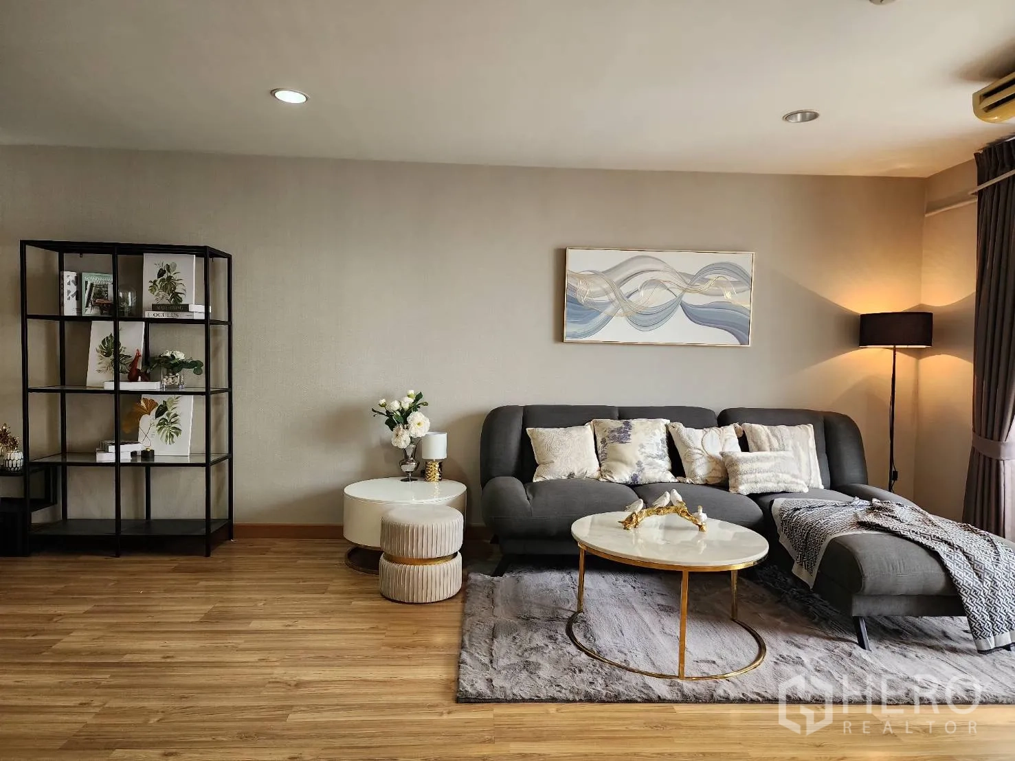 คอนโด for rent in Watthana, Bangkok - ห้องนั่งเล่นพร้อมชั้นวางของ พรม โต๊ะข้าง และพื้นโทนไม้.