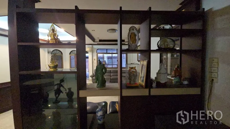 สำนักงานที่บ้าน ให้เช่าในSathon, Bangkok - ชั้นไม้โชว์ของกั้นสเปซระหว่างห้องนั่งเล่นและโถงต้อนรับ