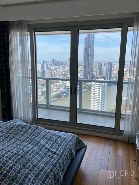 คอนโด ขายในKhlong San, Bangkok - ห้องนอนพร้อมระเบียง วิวเมืองและแม่น้ำแบบพาโนรามาผ่านประตูกระจกบานเลื่อน