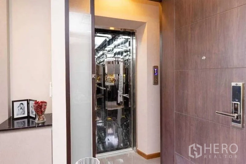 Condominium for sale in Ratchathewi, Bangkok - Mirrored elevator inside a contemporary condominium building.