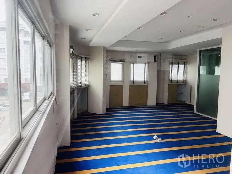 สำนักงานที่บ้าน ขายในHuai Khwang, Bangkok - ห้องทำงานสว่าง พร้อมพรมลายสีน้ำเงินคาดทองและผนังกระจก