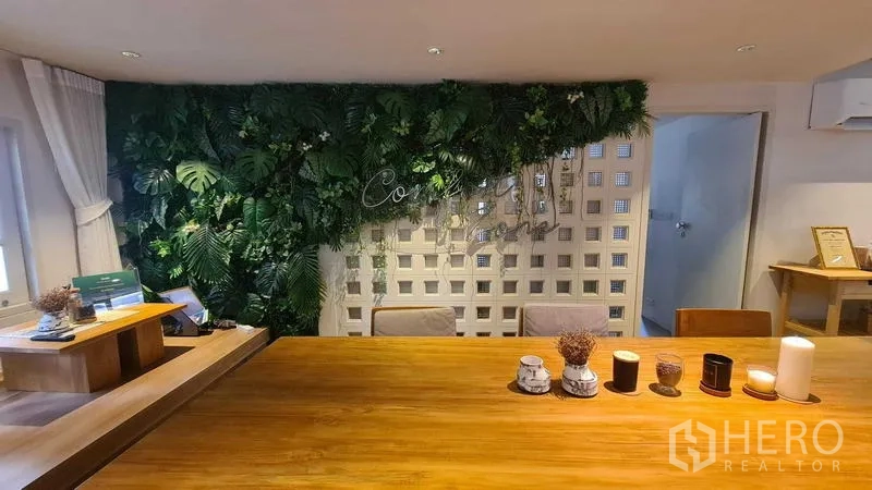 บ้าน ให้เช่าในWatthana, Bangkok - ผนังไฮไลต์สวนแนวตั้งข้างโต๊ะอาหารไม้