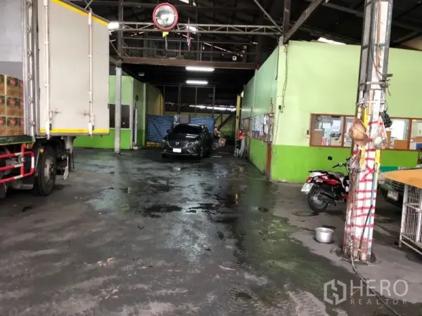 คลังสินค้า ให้เช่าในBang Kho Laem, Bangkok - ลานโหลดสินค้ามีรถบรรทุก พื้นคอนกรีต และออฟฟิศภายในโกดัง