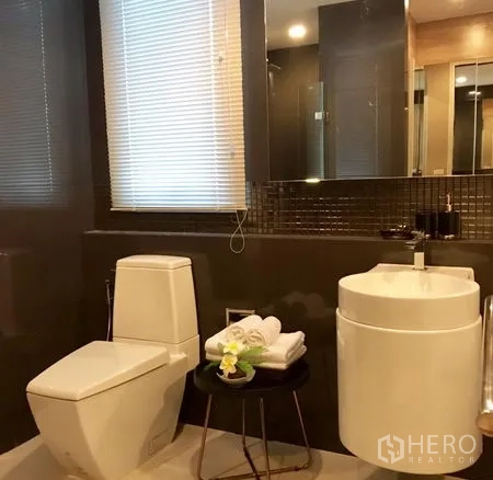 คอนโด ให้เช่าในKhlong Toei, Bangkok - ห้องน้ำที่สองมีโถสุขภัณฑ์ อ่างล้างหน้าทรงกลม กระจกบานใหญ่ และมู่ลี่หน้าต่าง.