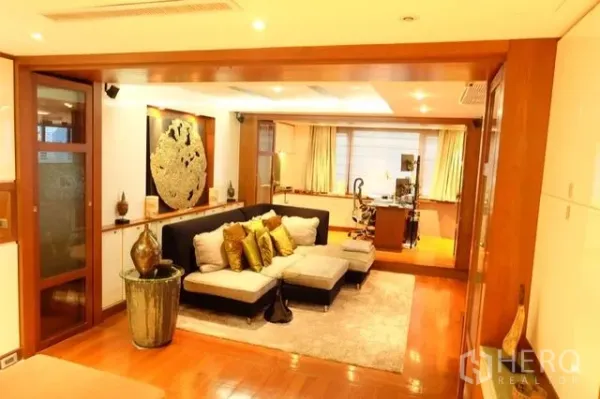 คอนโด ขายในPathum Wan, Bangkok - โซนนั่งเล่นแบบเปิดโล่ง โซฟาเข้ามุม พื้นไม้ และไฟฝังฝ้า