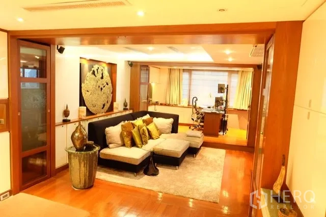 คอนโด ขายในPathum Wan, Bangkok - โซนนั่งเล่นแบบเปิดโล่ง โซฟาเข้ามุม พื้นไม้ และไฟฝังฝ้า