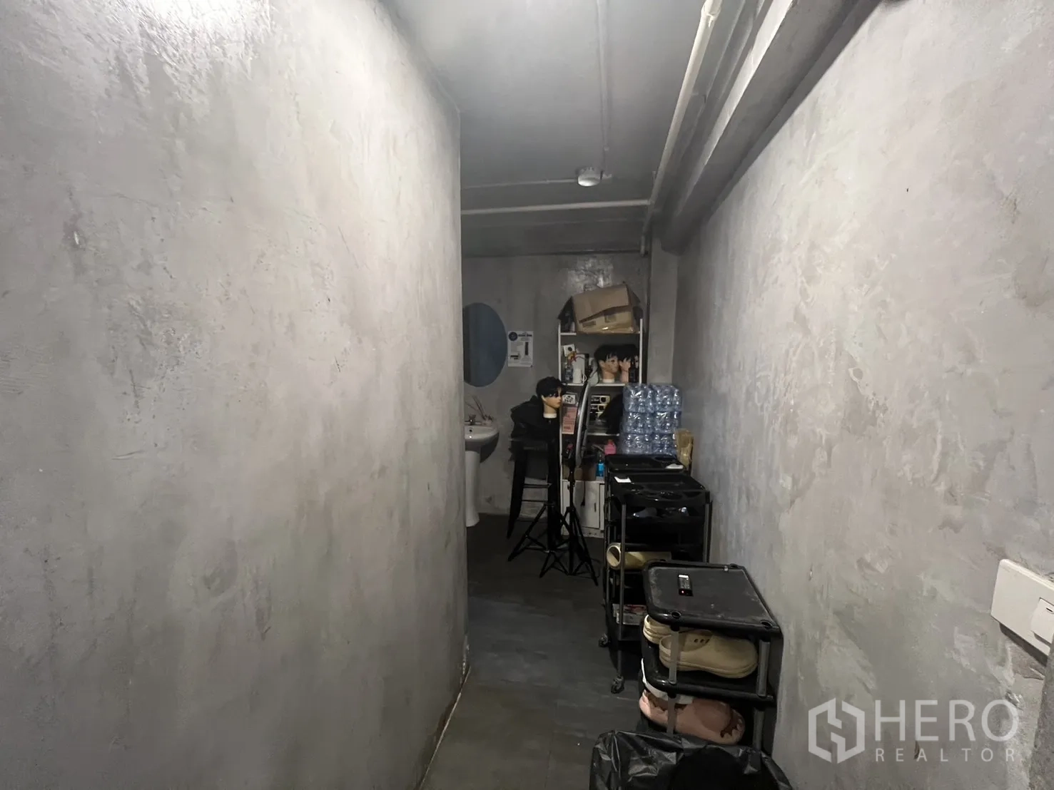 อาคารพาณิชย์ ให้เช่าในKhlong Toei, Bangkok - โถงใช้งานอเนกประสงค์ มีรถเข็นเก็บของและอ่างล้างมือ ผนังคอนกรีต