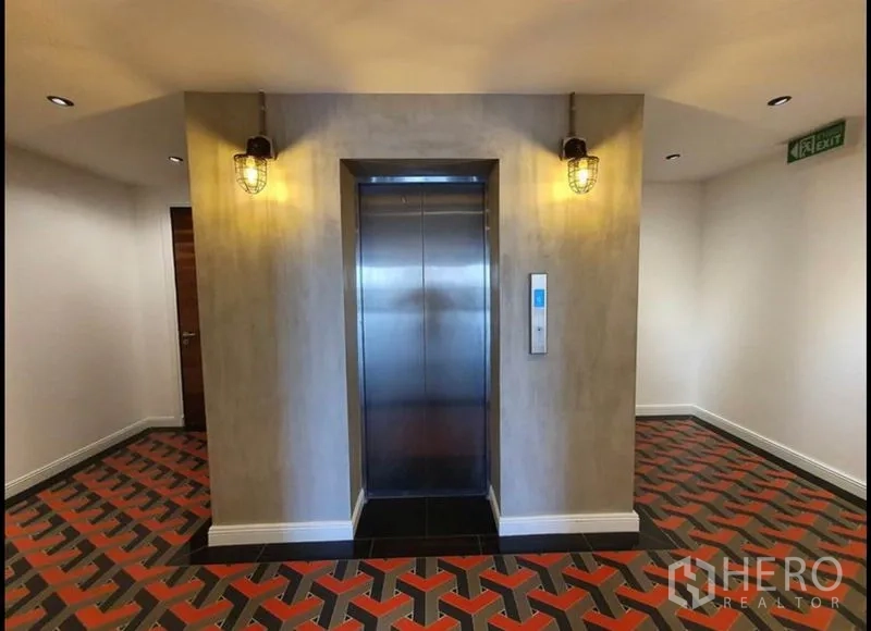 คอนโด ให้เช่าในWatthana, Bangkok - โถงลิฟต์ ไฟอบอุ่น และพื้นกระเบื้องลายแดงดำ