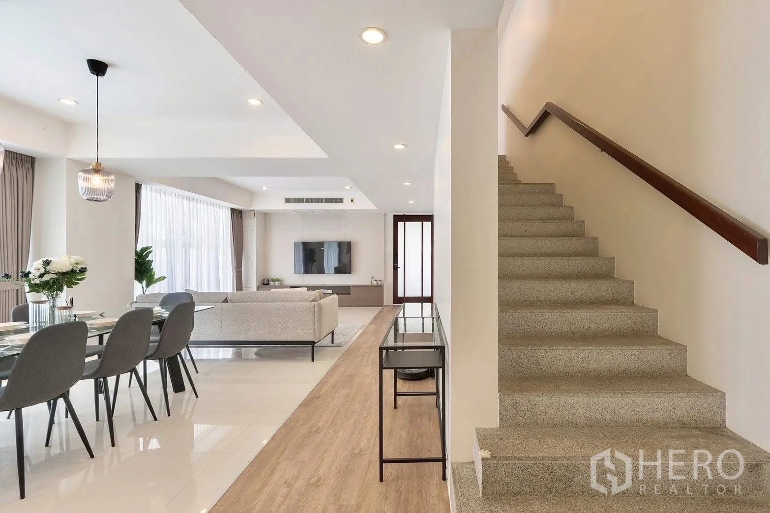 独栋房屋 for rent in Saphan Sung, Bangkok - 开放式客餐厅，旁有楼梯与嵌灯。