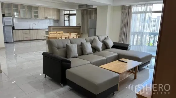 คอนโด ให้เช่าในWatthana, Bangkok - พื้นที่นั่งเล่นแบบเปิดโล่งพร้อมโซฟาเซกชั่น โต๊ะกลาง และหน้าต่างบานใหญ่รับแสงธรรมชาติ