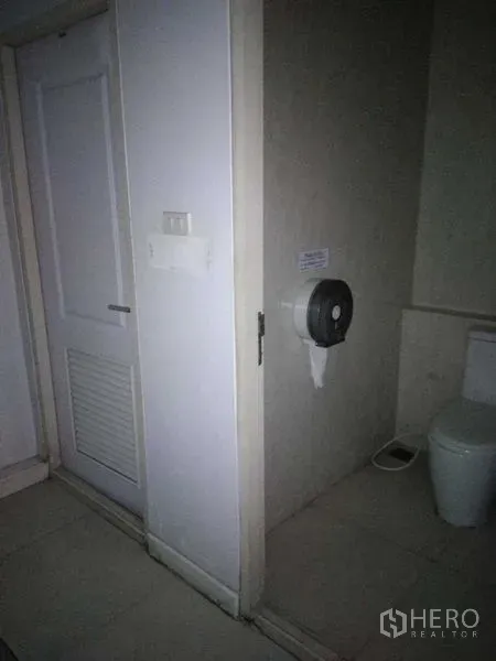 อาคารพาณิชย์ ให้เช่าในKhlong Toei, Bangkok - ห้องน้ำสะอาดภายในทรัพย์สินพร้อมโถสุขภัณฑ์.