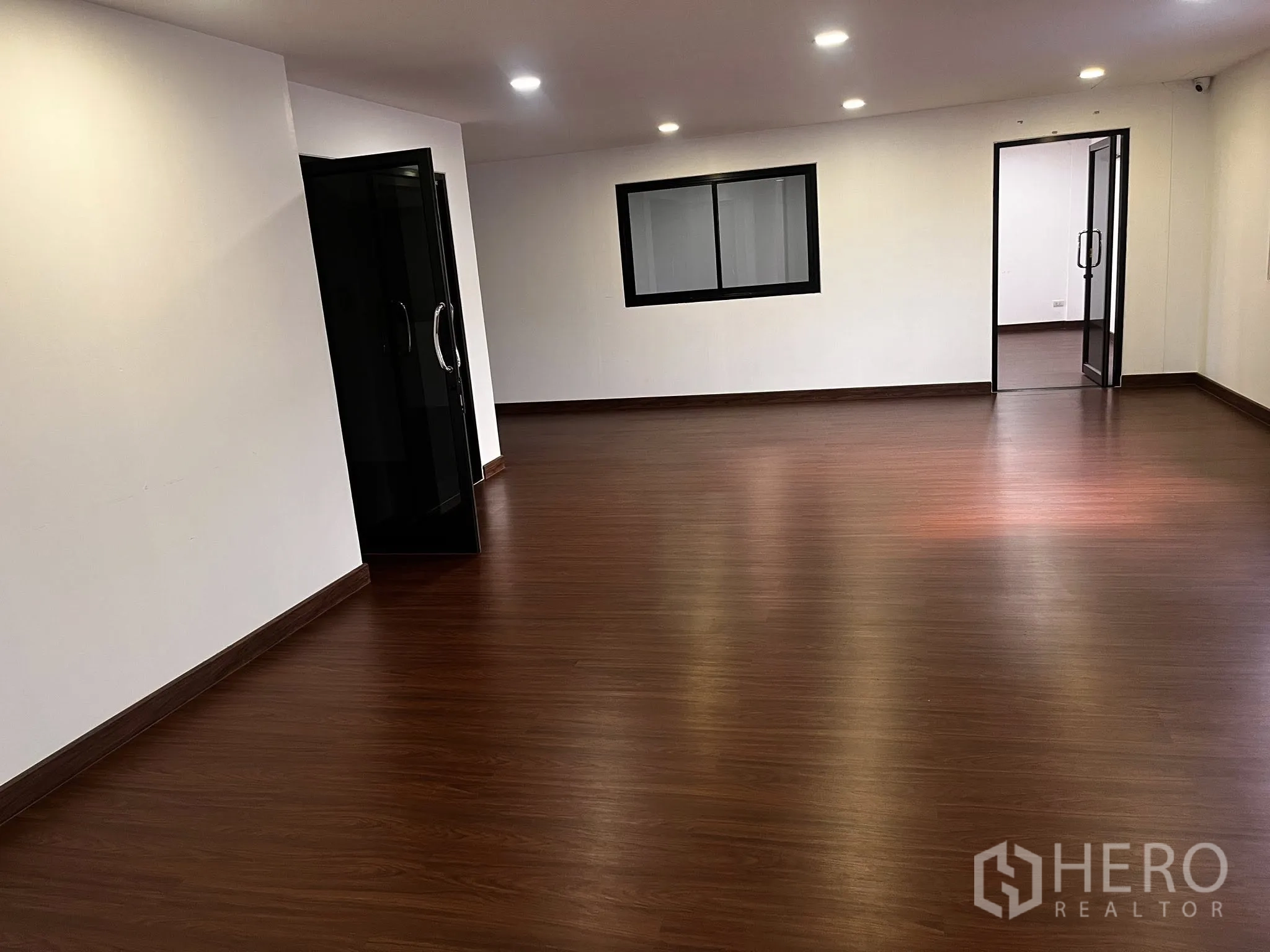 โกดัง for rent in Lat Phrao, Bangkok - ห้องออฟฟิศกว้างพื้นลามิเนตและไฟดาวน์ไลท์หลายจุด