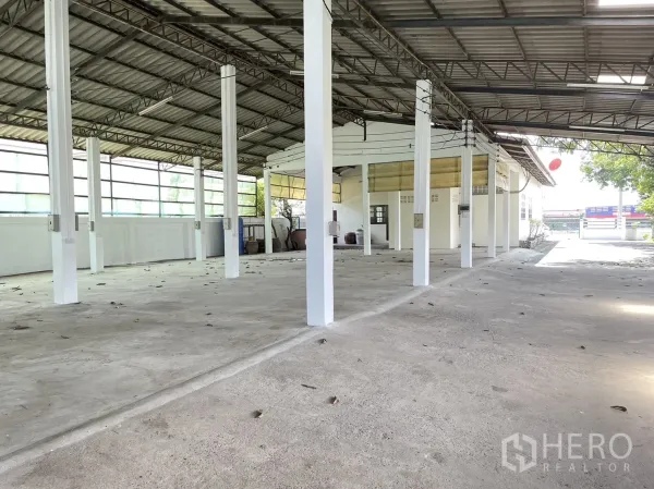 工厂 出租或出售在Pathum Thani - 宽敞生产区，钢结构屋顶、天窗及立柱配电点。