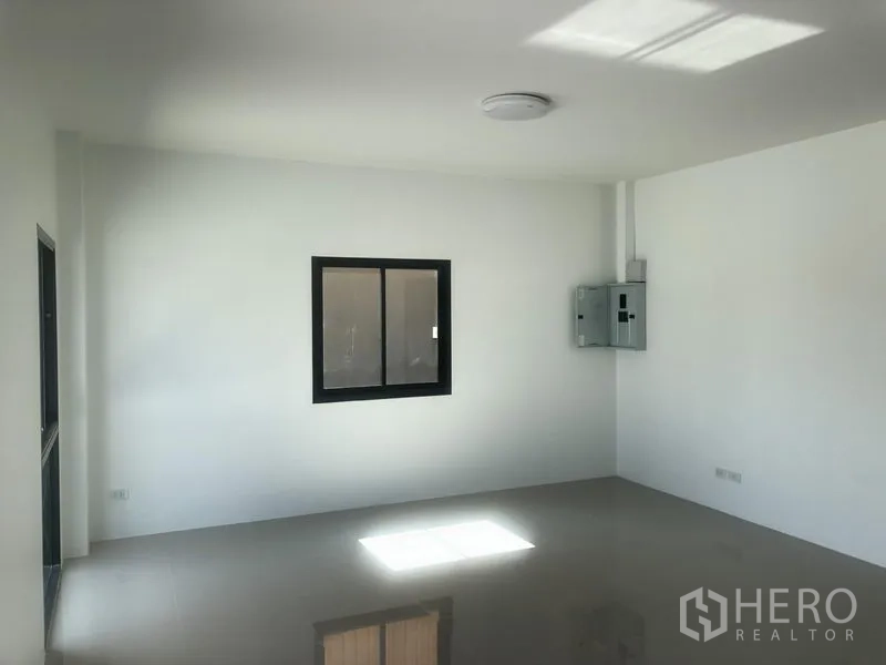 工厂 出租在Bang Yai, Nonthaburi - 另一间办公室，带窗户和配电箱。