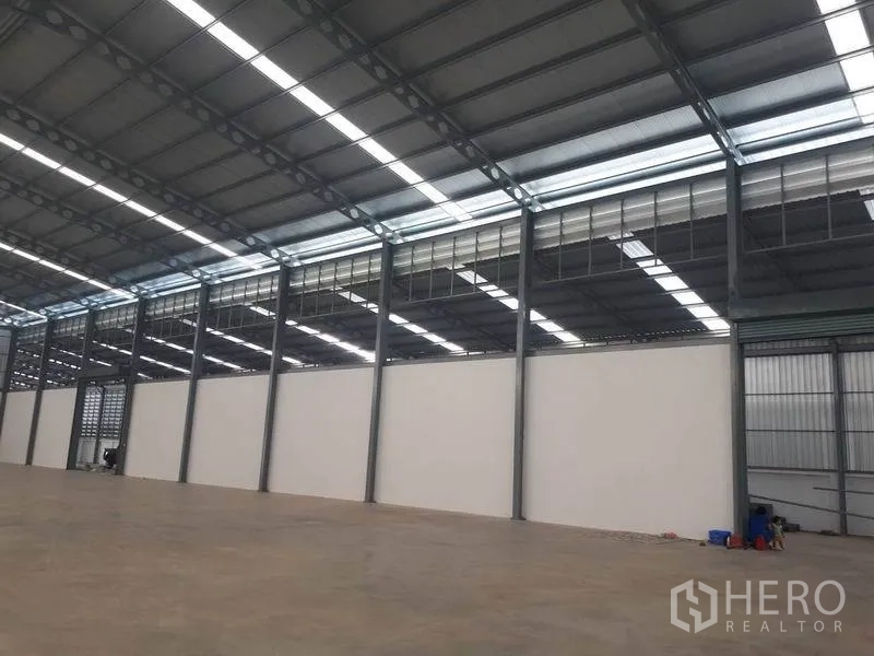 คลังสินค้า ให้เช่าในBang Phli, Samut Prakan - ฮอลล์เก็บสินค้าโล่ง ผนังกั้นสีขาว ช่องแสงบนหลังคา และพื้นคอนกรีตเรียบ