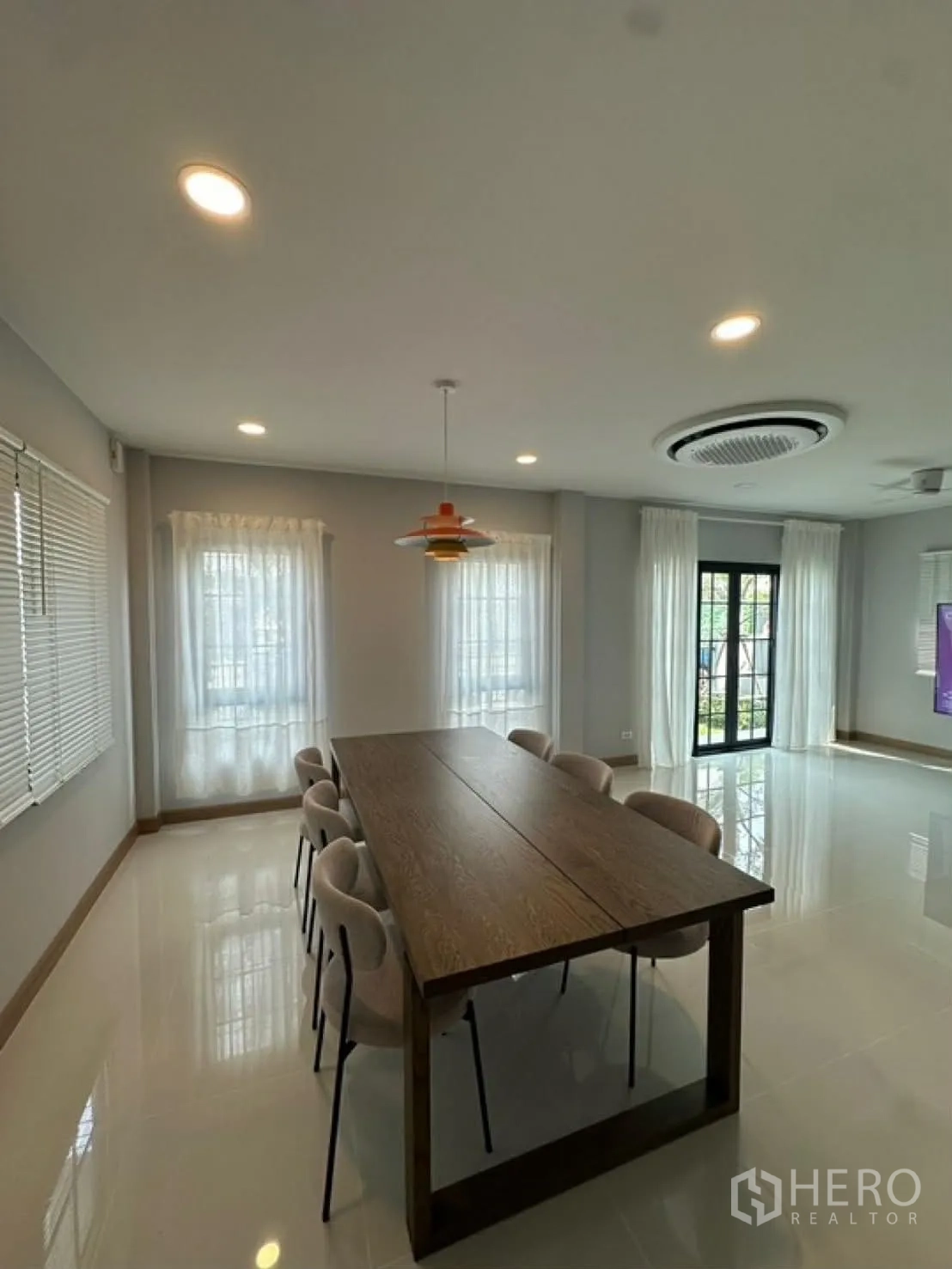 บ้านเดี่ยว for rent in Bang Phli, Samut Prakan - พื้นที่ทานอาหารมีโต๊ะไม้ยาวและเก้าอี้บุนุ่มแปดตัว