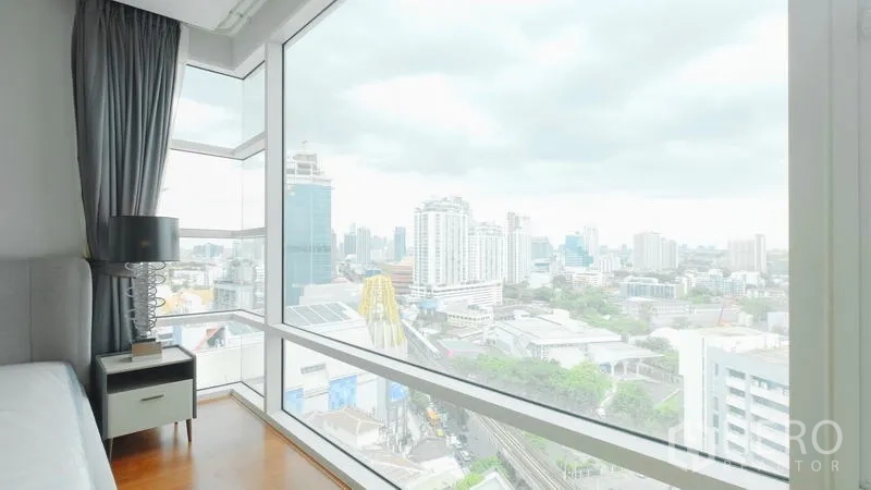 คอนโด ขาย - มุมหน้าต่างกว้างจากห้องนอน มองเห็นวิวเมืองกว้างไกล