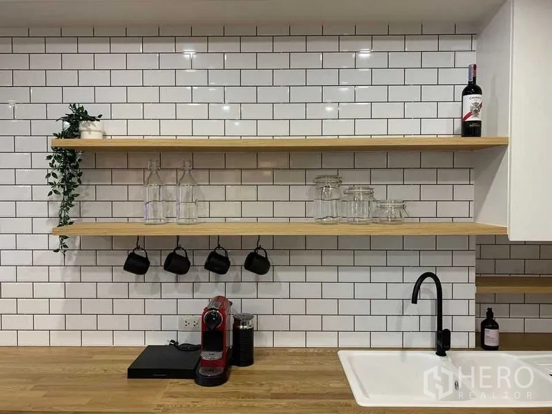 คอนโด ให้เช่าในWatthana, Bangkok - รายละเอียดผนังกระเบื้องซับเวย์สีขาว กับชั้นไม้และมุมชงกาแฟ.