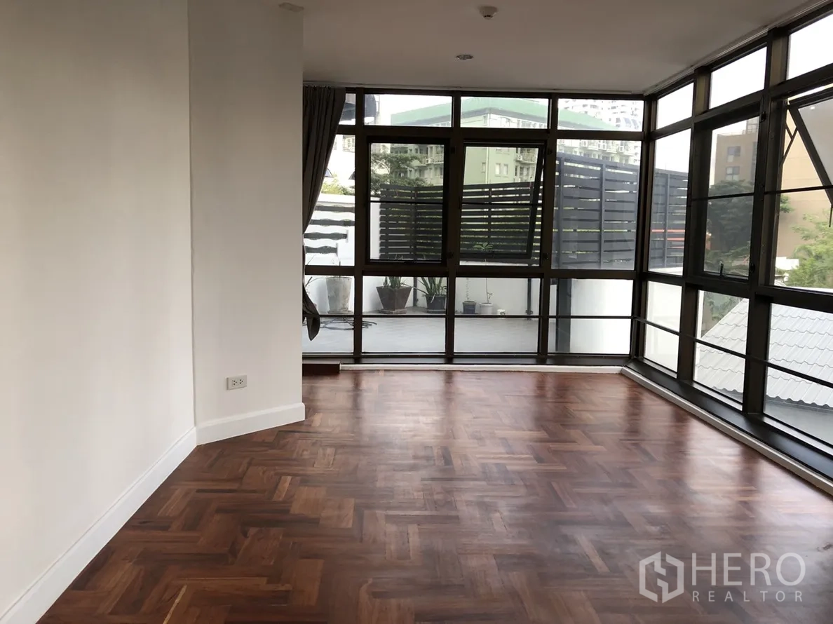 คอนโด ให้เช่าในWatthana, Bangkok - ห้องมุมหน้าต่างกระจกเต็มบาน มองเห็นเฉลียงส่วนตัว