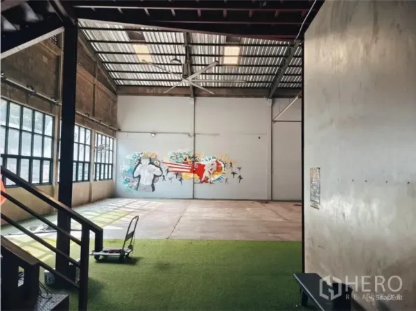 คลังสินค้า ให้เช่าในKhlong Toei, Bangkok - มองจากบันไดสู่พื้นที่โล่ง มีหญ้าเทียมและภาพวาดผนัง