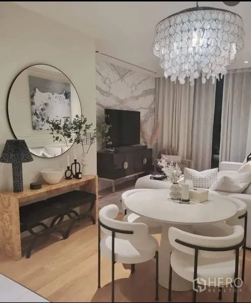 คอนโด ขายในKhlong Toei, Bangkok - พื้นที่นั่งเล่นและรับประทานอาหารแบบโอเพ่นแปลน โต๊ะกลม โคมไฟระย้า และมุมทีวี