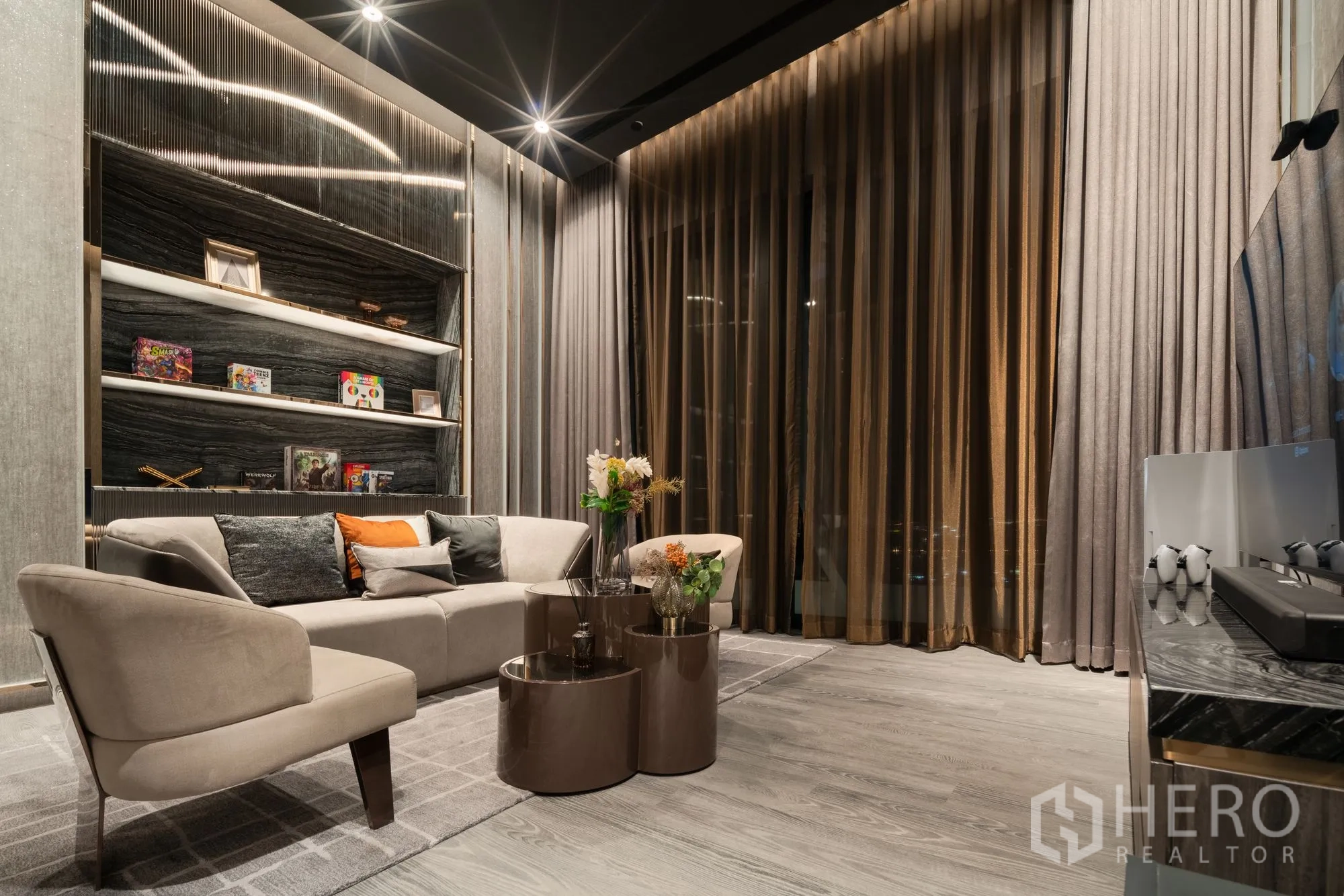 คอนโด ให้เช่าในWatthana, Bangkok - เลานจ์ส่วนกลาง โซฟาดีไซน์ เก้าอี้อาร์มแชร์ และชั้นวางของบิวท์อิน