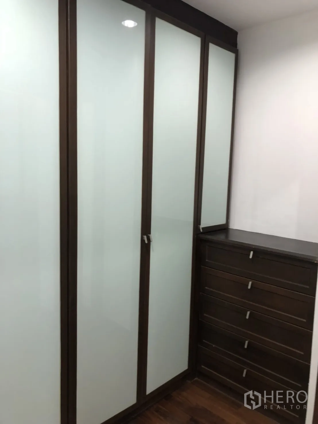 คอนโด ให้เช่าในWatthana, Bangkok - ตู้เสื้อผ้าแบบวอล์กอิน บานฝ้าและลิ้นชักบิลท์อิน