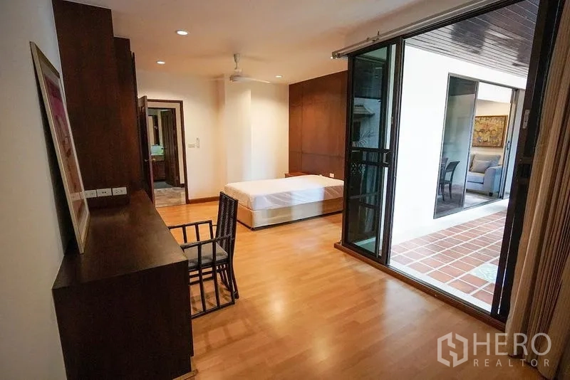 อพาร์ทเมนท์ ให้เช่าในWatthana, Bangkok - ห้องนอนเชื่อมต่อระเบียงแบบมีหลังคาด้วยประตูกระจกบานเลื่อน พื้นไม้และมุมทำงาน