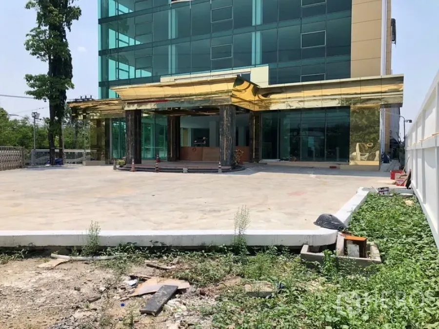 零售空间 出租在Min Buri, Bangkok - 曼谷敏武里现代玻璃立面零售楼，金色雨棚与宽阔前广场。