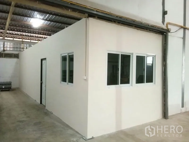 Warehouse for rent in Suan Luang, Bangkok - Another view of the internal office module with windows inside the warehouse.