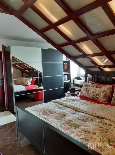 公寓 出租在Bang Na, Bangkok - 温馨卧室，斜顶、镜面衣柜与花卉床品