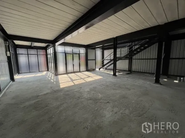 零售空间 出租在Bang Na, Bangkok - 一层宽敞零售区，落地玻璃与黑色钢结构。