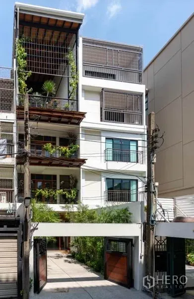 Townhouse for rent in Pathum Wan, Bangkok - Multi-storey townhouse facade with greenery and gated parking in Nana, Watthana, Bangkok.