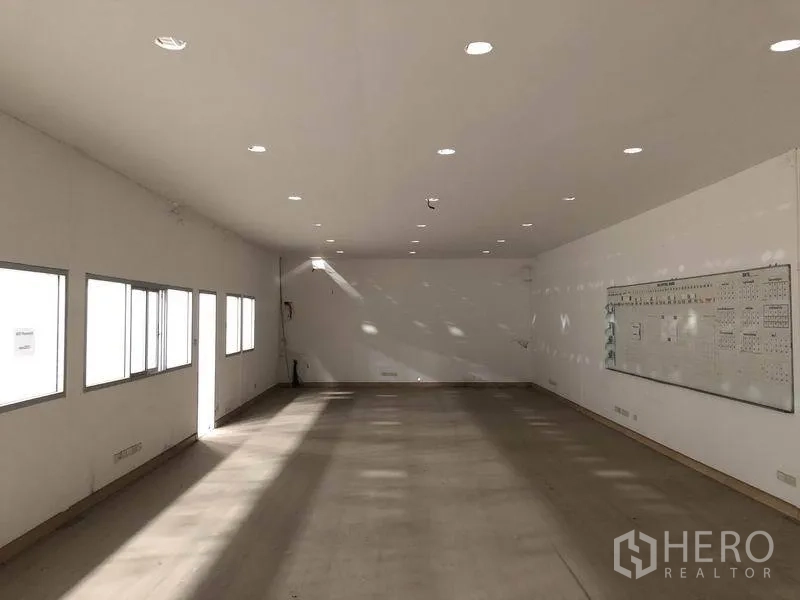 คลังสินค้า ให้เช่าในKhlong Luang, Pathum Thani - ห้องออฟฟิศภายในโกดัง แสงสว่างจากหน้าต่างและไฟดาวน์ไลท์