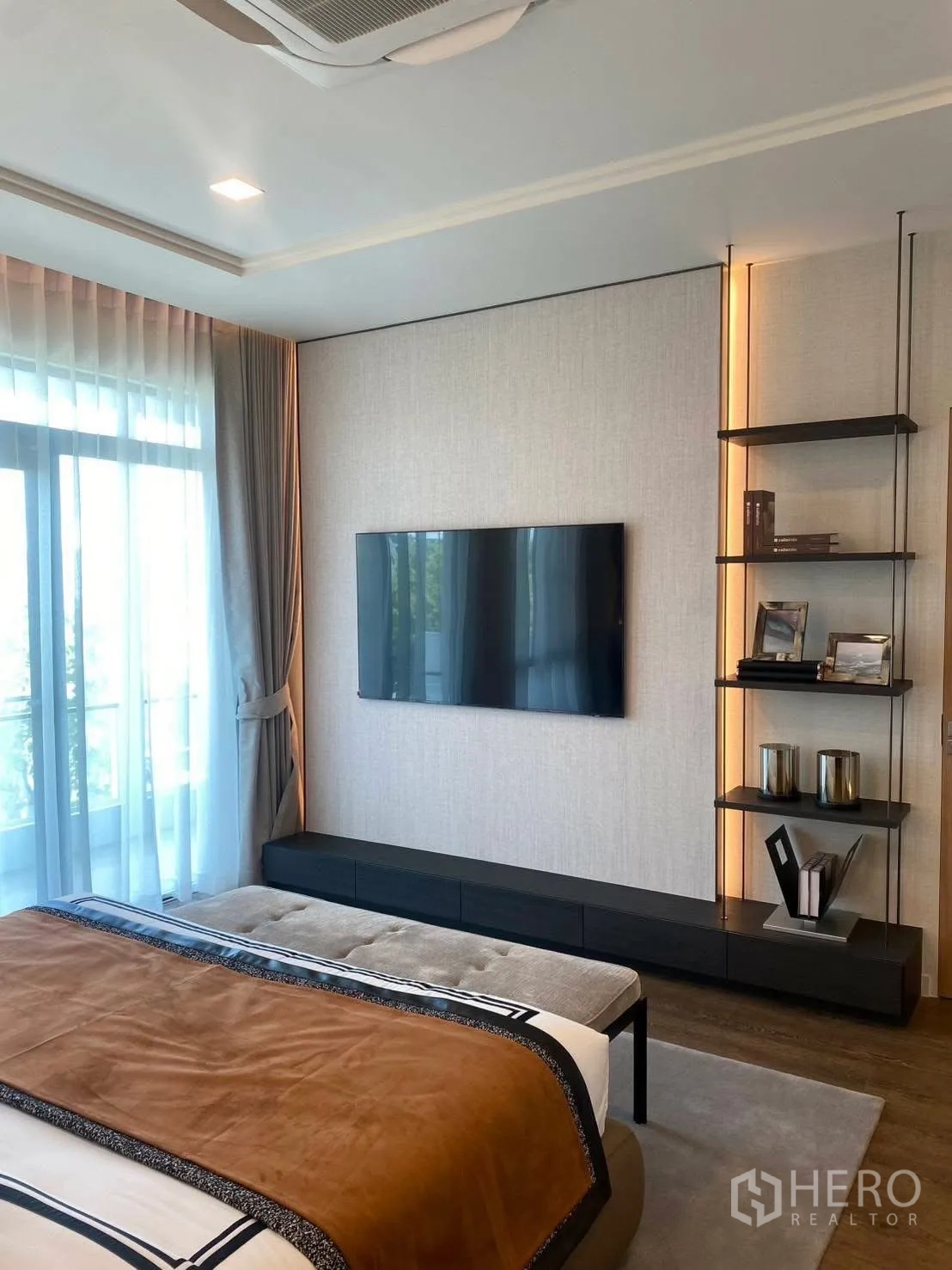 บ้านเดี่ยว for rent or sale in Bang Phli, Samut Prakan - ผนังทีวีในห้องนอนหลักพร้อมชั้นวางของและคอนโซลลอย.