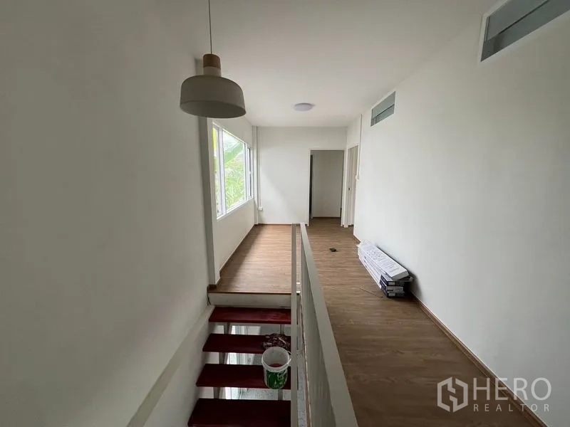 สำนักงานที่บ้าน ให้เช่าในHuai Khwang, Bangkok - ชานบันไดทางเดินพร้อมโคมแขวนและพื้นไม้ ไปสู่ห้องนอน