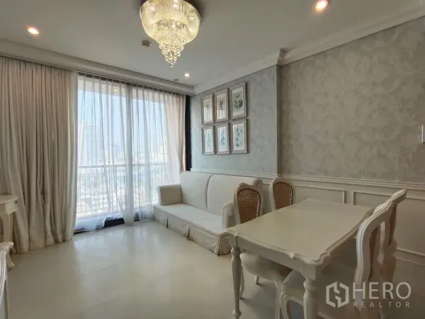 公寓 出租在Khlong Toei, Bangkok - 明亮的客餐厅，水晶吊灯与纱帘落地窗，阳台城市景观的素坤逸公寓