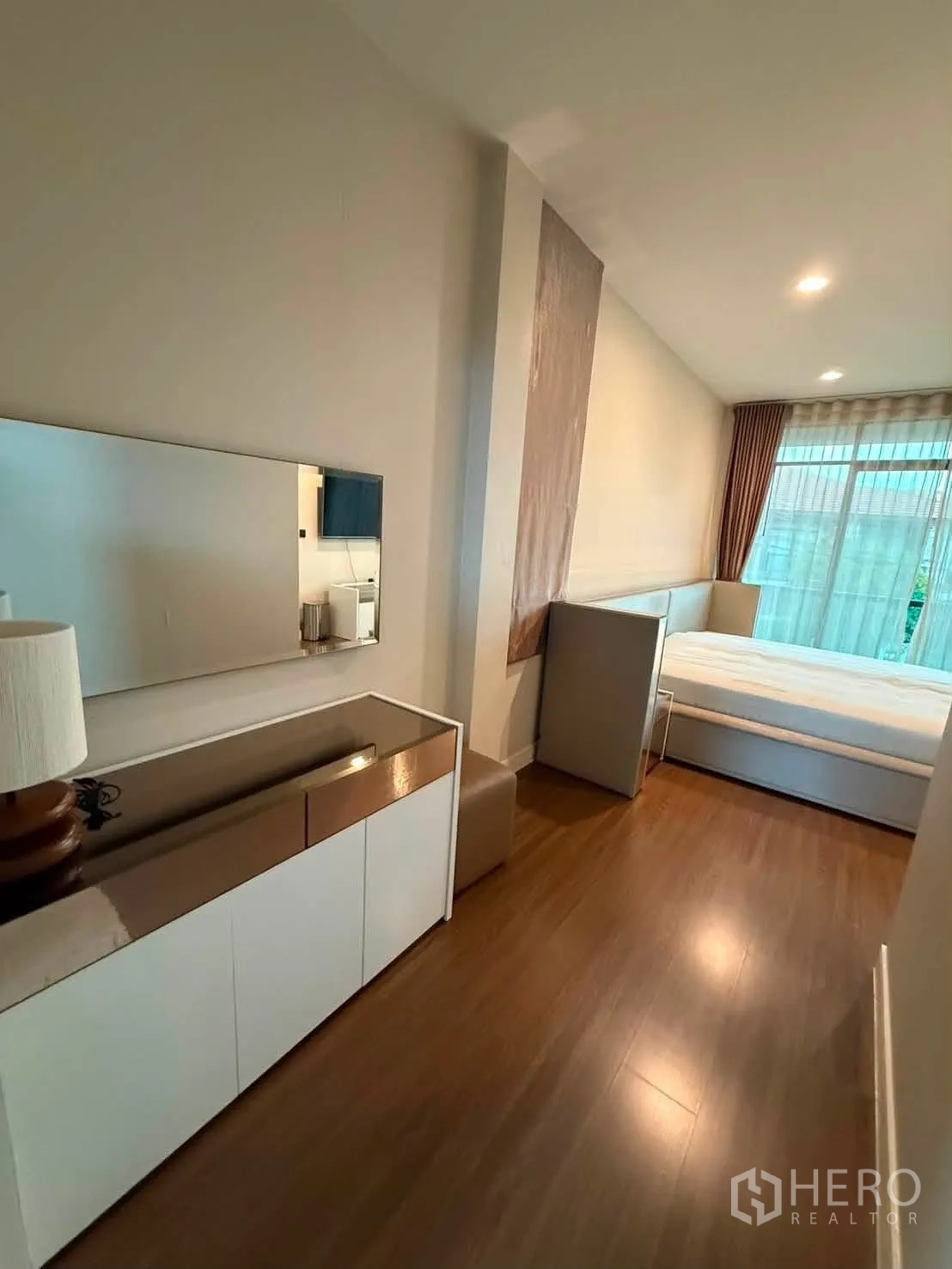 独栋房屋 for rent in Bang Kapi, Bangkok - 卧室设玄关柜与壁镜，落地窗采光充足。