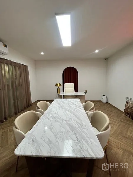 货栈 出租在Khan Na Yao, Bangkok - 会议室配大理石会议桌、软包座椅与空调。