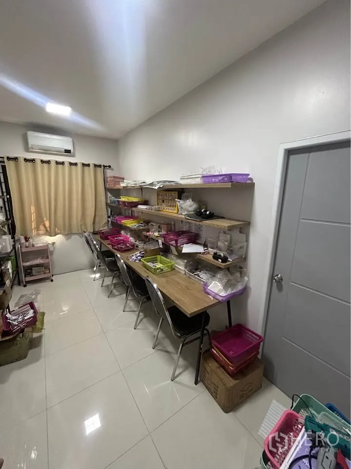 คลังสินค้า for sale in Mueang Nonthaburi, Nonthaburi - ห้องทำงานติดแอร์ โต๊ะยาวพร้อมชั้นวางของผนัง พื้นกระเบื้อง เหมาะงานแพ็กหรือเอกสาร
