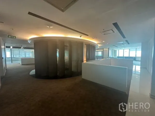 สำนักงาน ให้เช่าในKhlong Toei, Bangkok - โถงทางเดินโค้งพร้อมไฟเพดานและพื้นที่ทำงานแบบโอเพ่นสเปซ