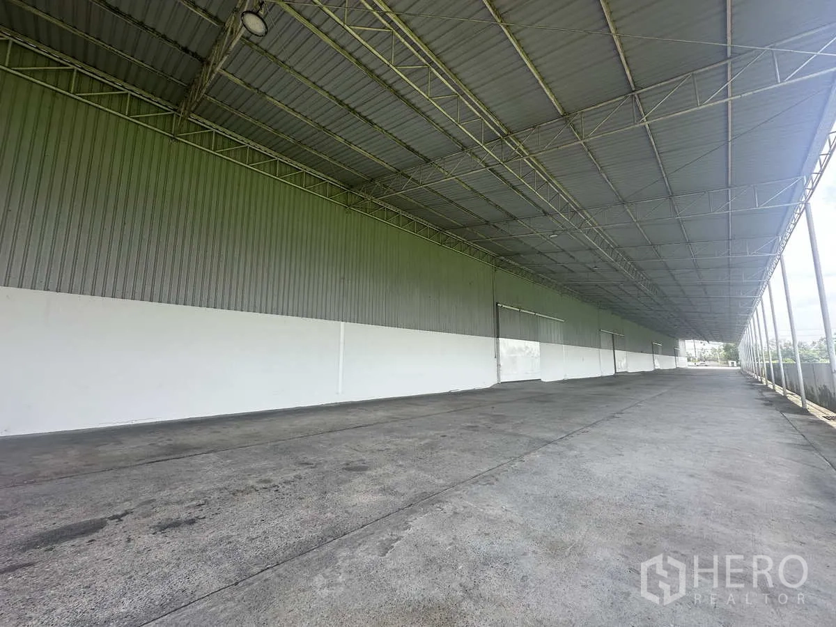 货栈 出租在Bang Pa-in, Phra Nakhon Si Ayutthaya - 加长覆盖式装卸月台，照明完善，宽大混凝土平台。