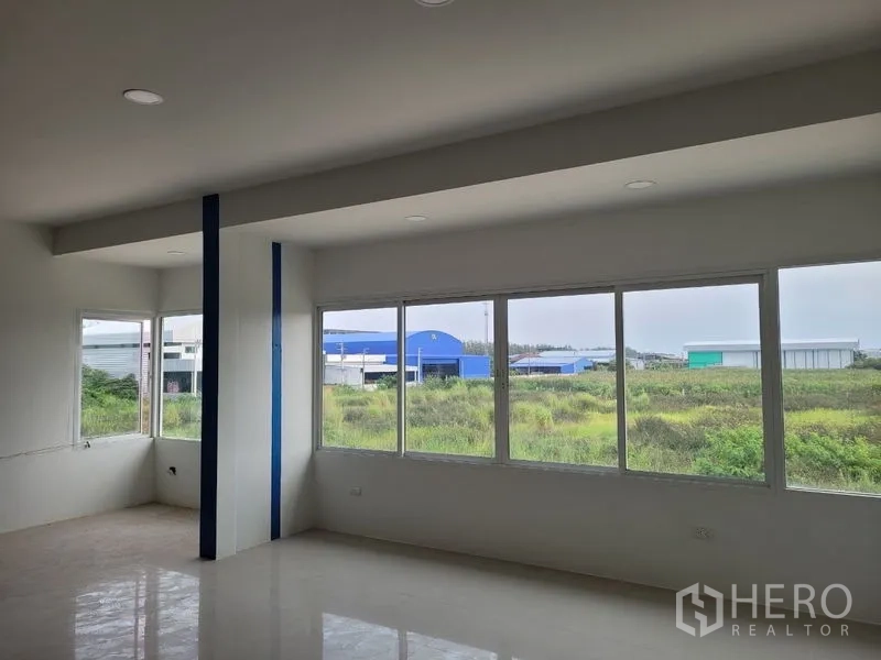 โรงงาน ให้เช่าหรือขายในKhlong Luang, Pathum Thani - ออฟฟิศกระจกพาโนรามา มองเห็นโรงงานใกล้เคียงและทุ่งโล่ง