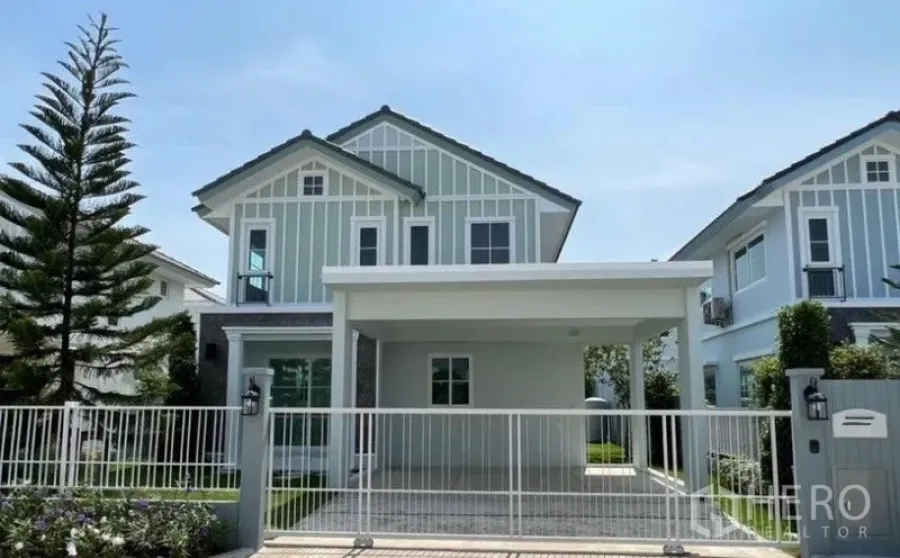 บ้าน ให้เช่าในMin Buri, Bangkok - ด้านหน้าบ้านเดี่ยวสองชั้น พร้อมโรงจอดรถมีหลังคาและประตูรั้ว