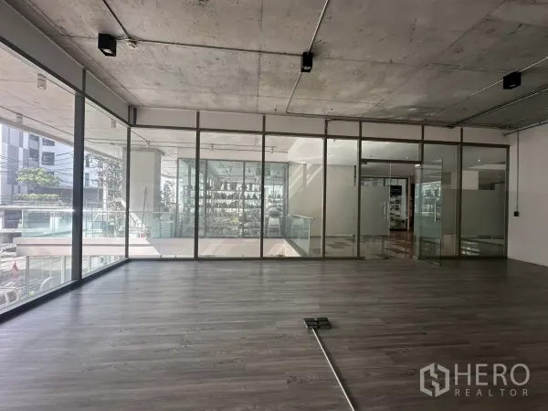 零售空间 出租 - 面向商场走道的店面，超大玻璃门面与双扇玻璃门，曝光度高。