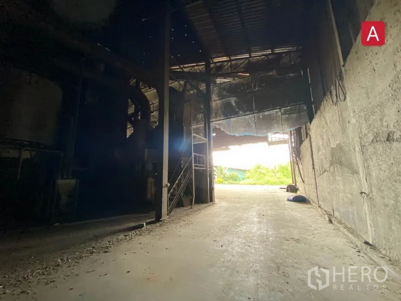 工厂 出租在Chachoengsao - 工厂装卸入口，高门洞通往院区与卡车出入