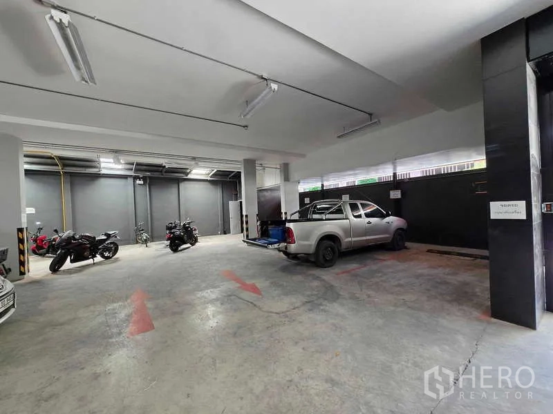 พื้นที่ขายปลีก ให้เช่าในKhlong Toei, Bangkok - ลานจอดรถในอาคารกว้าง ไฟฟลูออเรสเซนต์และทางเข้าเปิดกว้าง เหมาะสำหรับขนส่งสินค้า