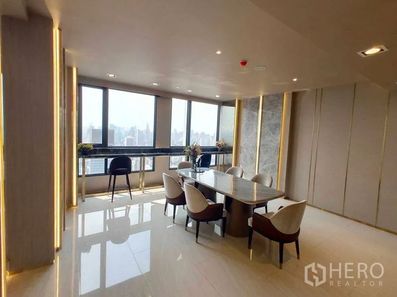 คอนโด ให้เช่าในWatthana, Bangkok - เลานจ์ชั้นสูงของโครงการพร้อมโต๊ะยาวและวิวสกายไลน์