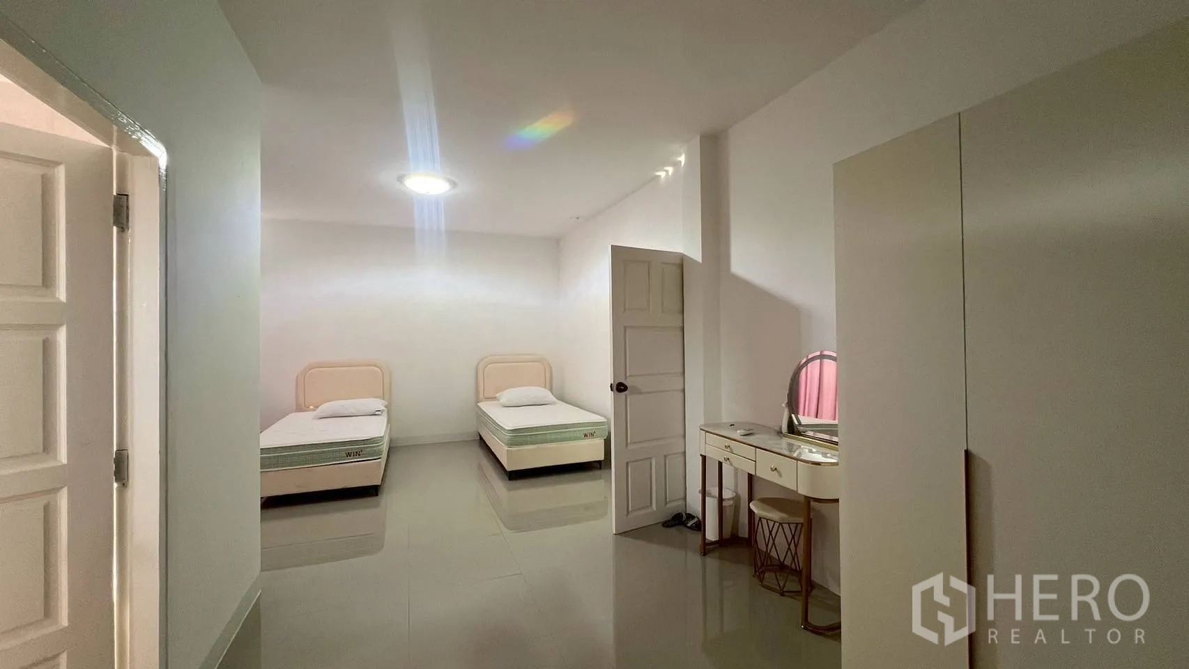 家庭办公室 for rent in Wang Thonglang, Bangkok - 宽敞房间摆放两张单人床并设梳妆台与衣柜。